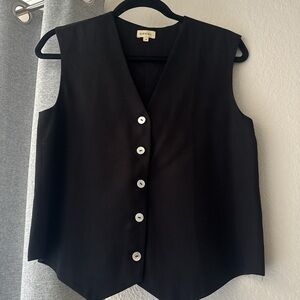 DONNI. Black Sleeveless Button-Down Blouse